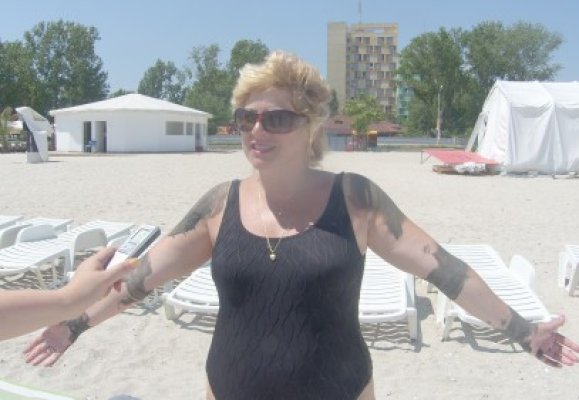 Oameni unşi cu nămol, cât vezi cu ochii pe plajă!